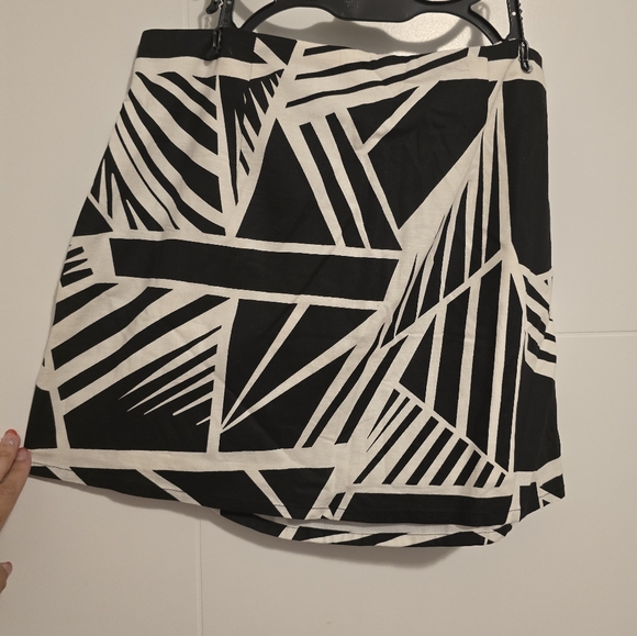 Dynamite Mini Wrapped Printed Linen Skirt BNWT - Picture 5 of 7